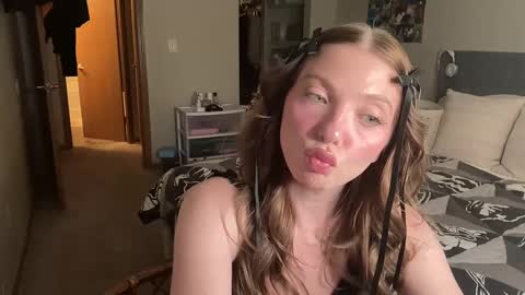 Snapshot of angelgrl444 chatting on 01-10-25, 02:04 Princess Peach online show from 01-10-25, 02:04