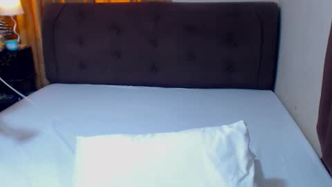 Snapshot of angelicqueents chatting on 11-12-25, 06:14 MS. AMALIA online show from 11-12-25, 06:14