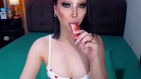 Snapshot of angelicqueents chatting on 11-22-25, 04:44 MS. AMALIA online show from 11-22-25, 04:44