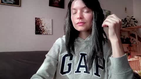 Angelika Rouge online show from 10-17-25, 06:49