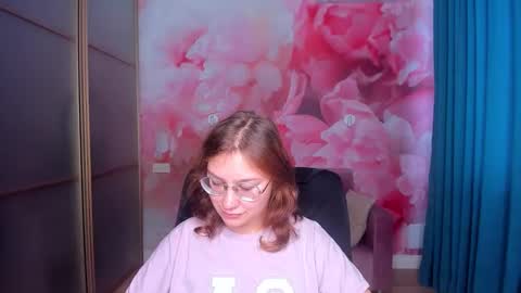 Snapshot of angelinalow chatting on 11-18-25, 12:31 AngelinaLow online show from 11-18-25, 12:31