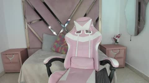Snapshot of angell_petite01 chatting on 05-06-26, 09:31 angell_petite01 online show from 05-06-26, 09:31