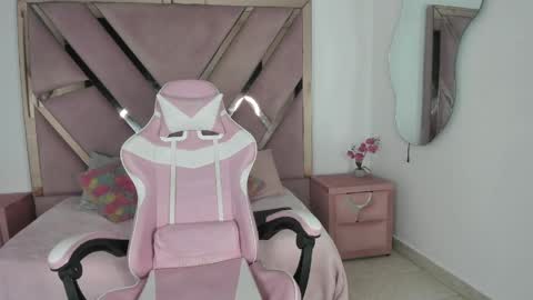 Snapshot of angell_petite01 chatting on 05-07-26, 09:09 angell_petite01 online show from 05-07-26, 09:09