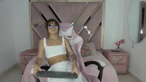 Snapshot of angell_petite01 chatting on 05-14-26, 08:37 angell_petite01 online show from 05-14-26, 08:37