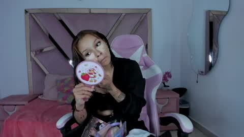 Snapshot of angell_petite01 chatting on 06-03-26, 08:14 angell_petite01 online show from 06-03-26, 08:14