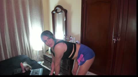 Snapshot of angellys_fit chatting on 12-19-24, 12:02 Angel online show from 12-19-24, 12:02