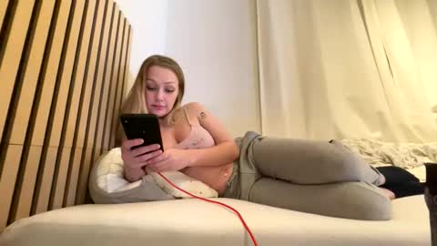 Snapshot of angeloiid chatting on 09-11-25, 07:47 Angeloiid white fakeboobs lingerie skinny norway online show from 09-11-25, 07:47