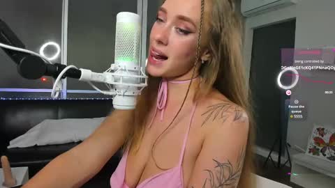 Snapshot of angelpaull chatting on 12-11-24, 11:43 Angel online show from 12-11-24, 11:43