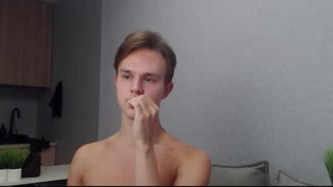 Snapshot of angelraaay chatting on 10-19-25, 08:37 Angel online show from 10-19-25, 08:37