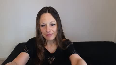 Snapshot of angelslive99 chatting on 06-07-26, 11:47 Giulia online show from 06-07-26, 11:47