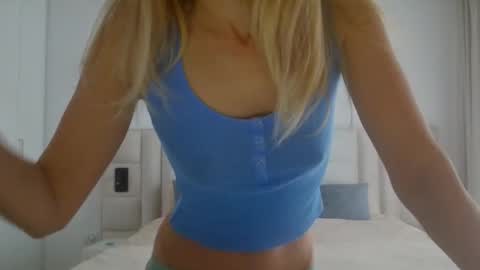 Snapshot of angelsquirting chatting on 05-17-26, 05:49 Alesia online show from 05-17-26, 05:49