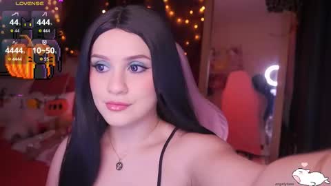 Snapshot of angelytaxx chatting on 11-10-25, 01:48 Angel online show from 11-10-25, 01:48