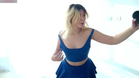 Snapshot of ania_mml chatting on 10-17-25, 09:39 Ania online show from 10-17-25, 09:39