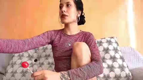 Snapshot of anika_lowen chatting on 11-17-25, 03:40 Anika And Lowen Your Thumbs Up Are Super Important For Us online show from 11-17-25, 03:40