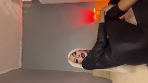 Snapshot of anitacruisze chatting on 10-09-25, 10:52 Miss Ann online show from 10-09-25, 10:52