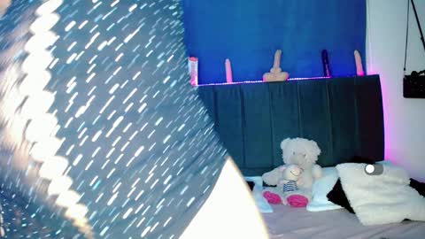 Anailyn figueroa online show from 11-25-25, 05:18