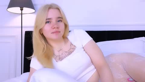 AnnaBelle online show from 10-26-25, 02:17