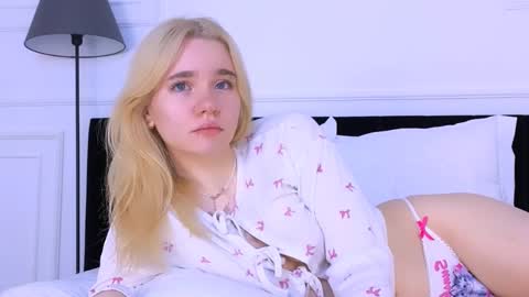 AnnaBelle online show from 10-29-25, 02:47