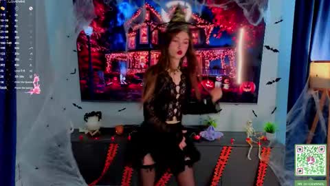 Holly Molly Im Polly online show from 10-31-25, 06:25