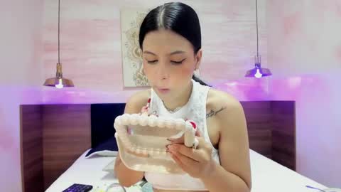 Snapshot of annedixie chatting on 09-09-25, 03:06 Anne online show from 09-09-25, 03:06