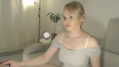 Snapshot of annett chatting on 02-09-25, 10:00 Annett online show from 02-09-25, 10:00