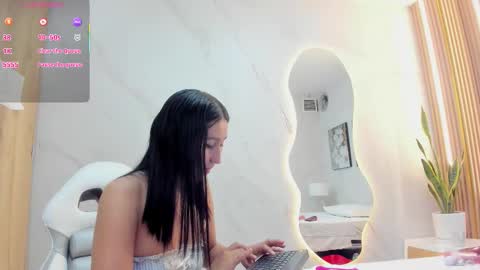 Snapshot of anni_petite_ chatting on 03-20-26, 11:31 online show from 03-20-26, 11:31