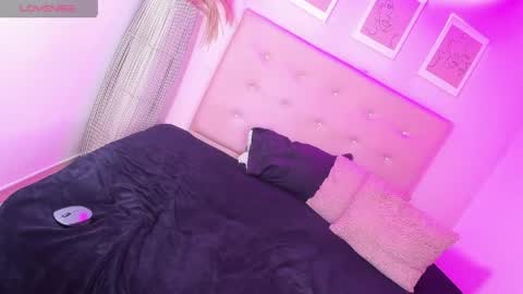 annie_dolce_ online show from 04-15-26, 10:43