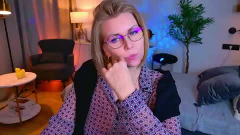 Annie online show from 04-25-26, 01:41