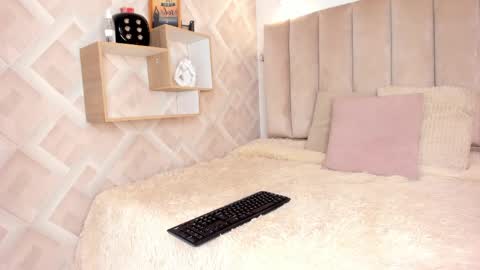 Snapshot of anniie_queen chatting on 05-20-26, 03:56 Annie Queen online show from 05-20-26, 03:56