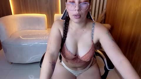 Snapshot of anny_taylor_tx chatting on 11-26-25, 03:07 Online 2200 to 600 online show from 11-26-25, 03:07