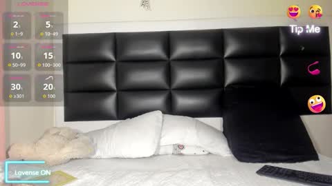 Snapshot of annybigassxxx chatting on 11-27-25, 11:51 Melani online show from 11-27-25, 11:51