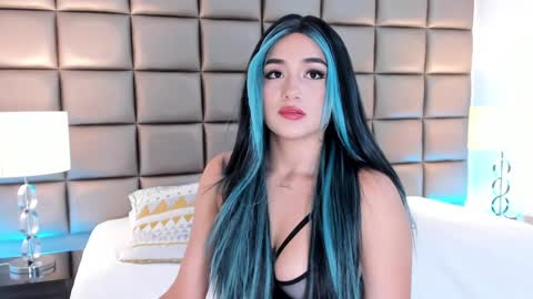 Snapshot of annyhizzle chatting on 02-27-25, 09:25 online show from 02-27-25, 09:25