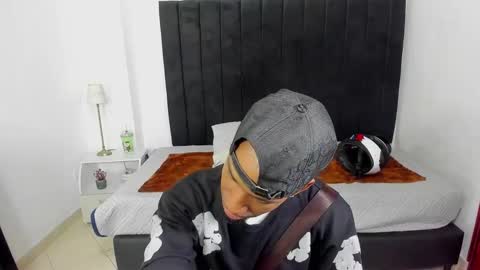       online show from 01-11-25, 06:54