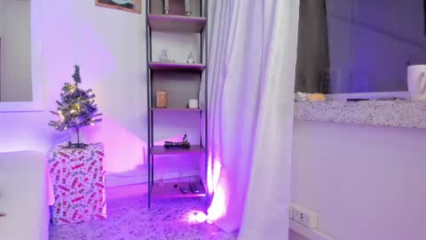 Antonela online show from 12-17-24, 12:23