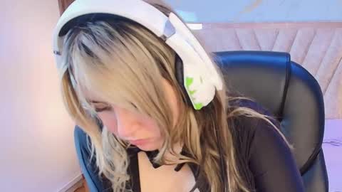 My name is Andrea  thumb up me please its important online show from 02-20-26, 10:32