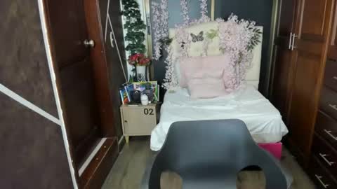 Snapshot of antonellarosss chatting on 10-17-25, 01:03 A N T O N E L L A online show from 10-17-25, 01:03