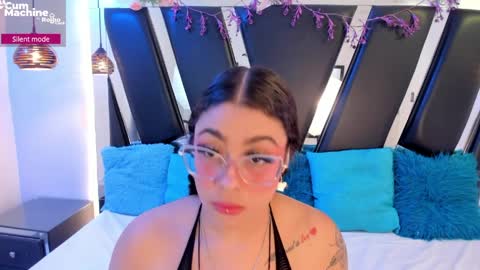 A N T O N E L L E  online show from 04-05-26, 12:02