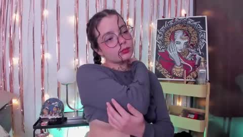 Snapshot of antoniart_ chatting on 12-20-24, 02:19 Antonia online show from 12-20-24, 02:19