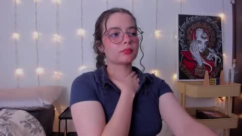 Snapshot of antoniart_ chatting on 03-09-25, 02:18 Antonia online show from 03-09-25, 02:18