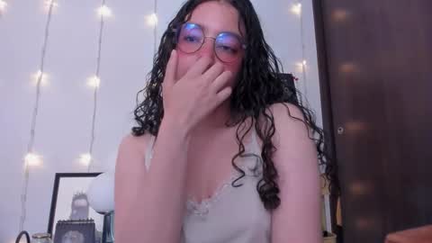 Snapshot of antoniart_ chatting on 09-26-25, 02:15 Antonia online show from 09-26-25, 02:15