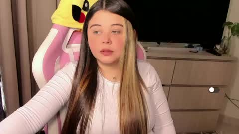   Independent model  online show from 04-27-26, 10:08