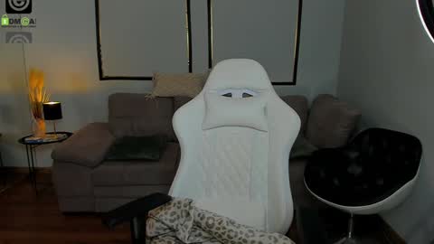 Snapshot of anyarayne chatting on 12-04-25, 01:42 Anya online show from 12-04-25, 01:42