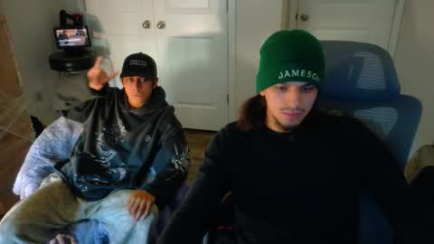 Snapshot of apachewithawebcam chatting on 12-20-25, 08:27 ApacheWithWebcam online show from 12-20-25, 08:27