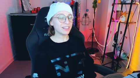 Snapshot of aphexqueen chatting on 12-25-24, 09:11 APHEX QUEEN online show from 12-25-24, 09:11