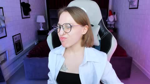 Snapshot of aphexqueen chatting on 01-11-25, 01:22 APHEX QUEEN online show from 01-11-25, 01:22