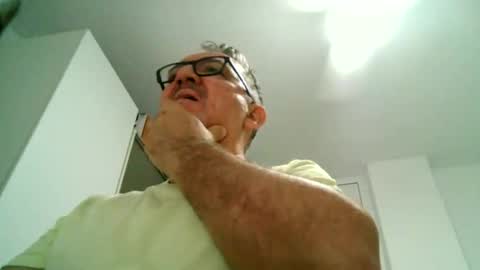 Snapshot of apixaba chatting on 09-28-25, 09:20 furry bear online show from 09-28-25, 09:20