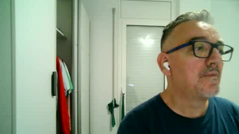 Snapshot of apixaba chatting on 10-06-25, 10:51 furry bear online show from 10-06-25, 10:51