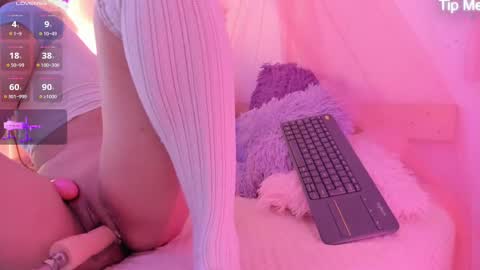 Snapshot of apple_of_pleasure chatting on 10-08-25, 10:40 Lily online show from 10-08-25, 10:40