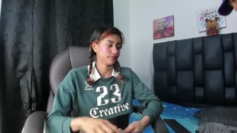 Snapshot of applehot_lr chatting on 12-16-25, 01:05 sofi y kevin online show from 12-16-25, 01:05