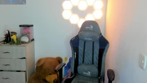 aqua emilly online show from 10-23-25, 11:03